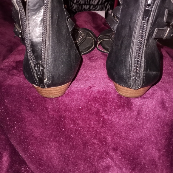 5/$25. The real color is the first one they are comfortab - Picture 7 of 8